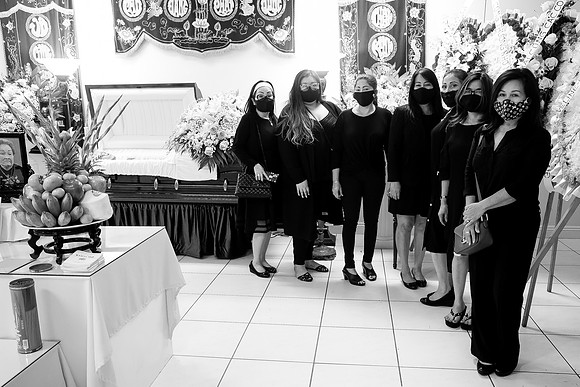 Hien's Mom Funeral-B&W (298)