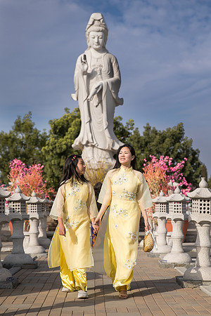 mother and daughter lunar new year viet tet photo orange county los angeles wedding photographer-23