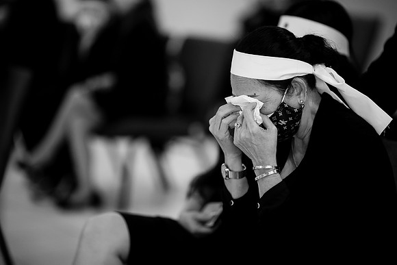 Hien's Mom Funeral-B&W (396)