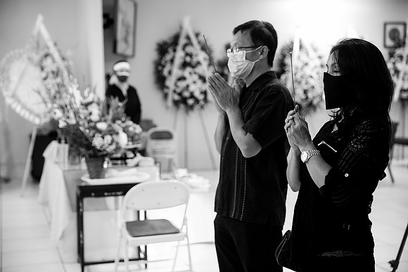 Hien's Mom Funeral-B&W (280)