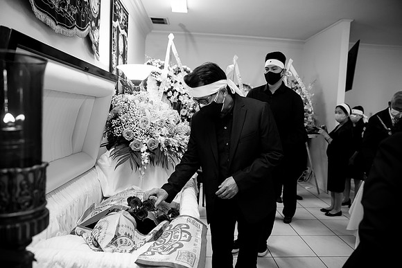 Hien's Mom Funeral-B&W (418)
