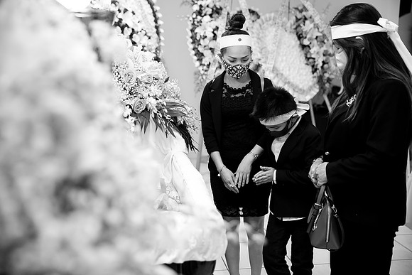 Hien's Mom Funeral-B&W (322)