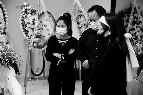 Hien's Mom Funeral-B&W (287)