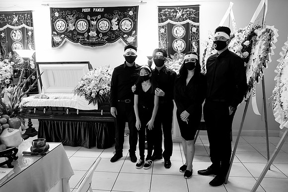 Hien's Mom Funeral-B&W (172)