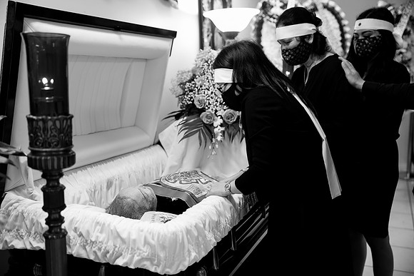 Hien's Mom Funeral-B&W (87)