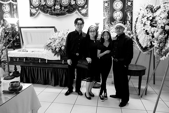 Hien's Mom Funeral-B&W (177)
