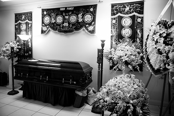 Hien's Mom Funeral-B&W (15)