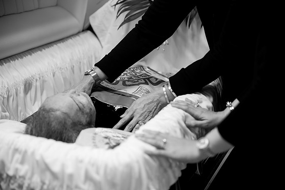 Hien's Mom Funeral-B&W (88)
