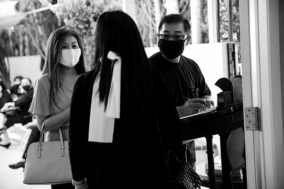 Hien's Mom Funeral-B&W (261)