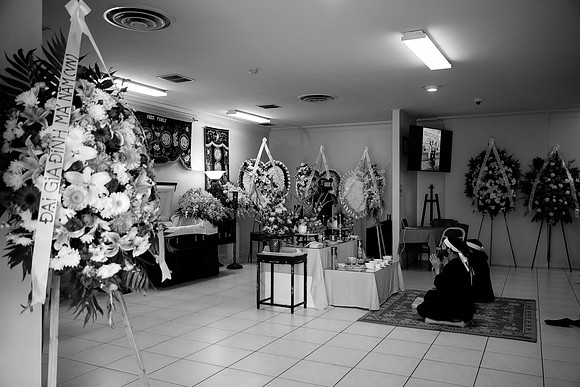 Hien's Mom Funeral-B&W (197)