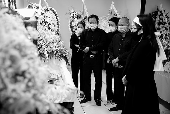 Hien's Mom Funeral-B&W (286)