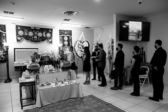 Hien's Mom Funeral-B&W (428)