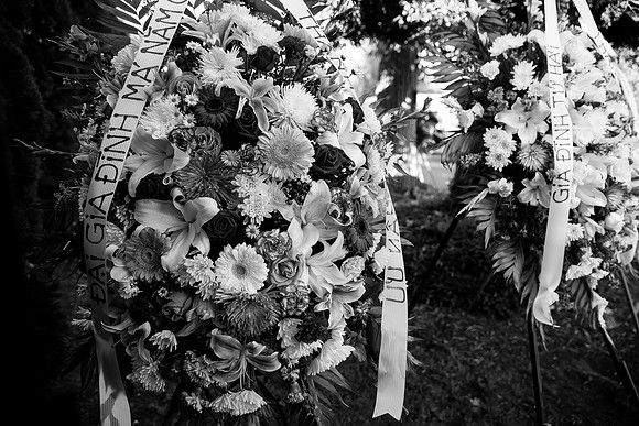 Hien's Mom Funeral-B&W (331)