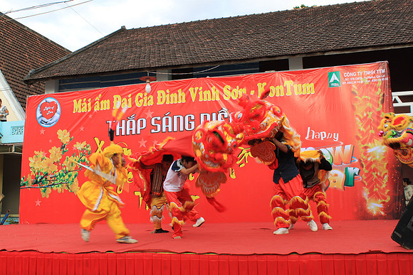 Annual 7th - Dem Thap Sang Tinh Thuong at Vinh Son by Nguyen Anh Duc -2013- Host by Temecula Wedding Photographer of PhotoQuest Studio, Photography