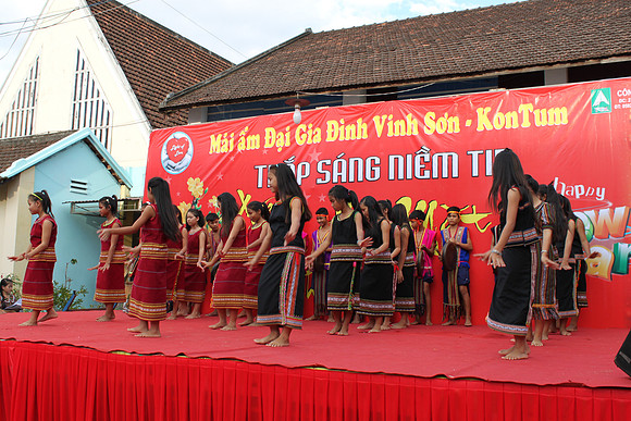 Annual 7th - Dem Thap Sang Tinh Thuong at Vinh Son by Nguyen Anh Duc -2013- Host by Temecula Wedding Photographer of PhotoQuest Studio, Photography