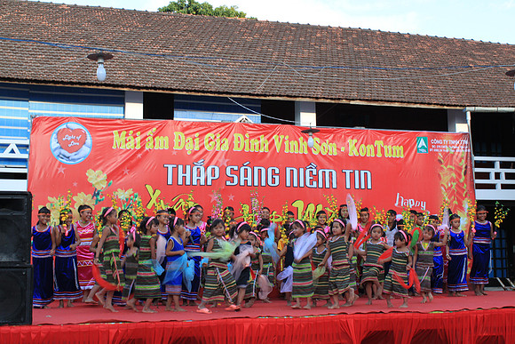 Annual 7th - Dem Thap Sang Tinh Thuong at Vinh Son by Nguyen Anh Duc -2013- Host by Temecula Wedding Photographer of PhotoQuest Studio, Photography