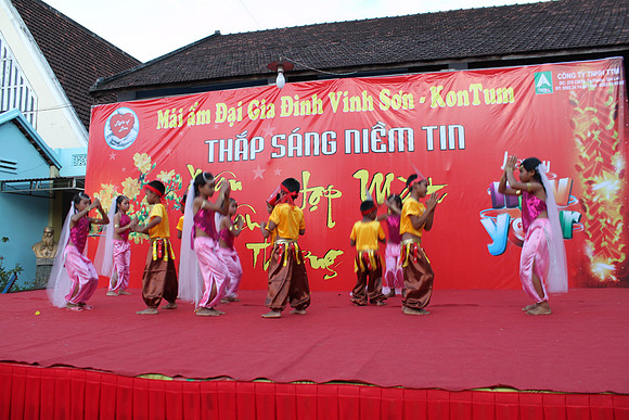 Annual 7th - Dem Thap Sang Tinh Thuong at Vinh Son by Nguyen Anh Duc -2013- Host by Temecula Wedding Photographer of PhotoQuest Studio, Photography