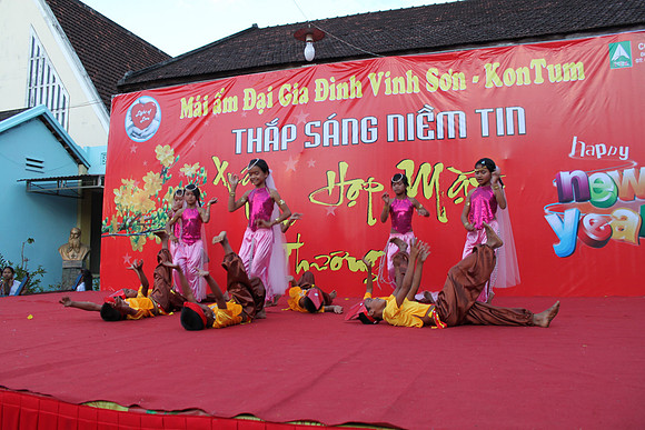 Annual 7th - Dem Thap Sang Tinh Thuong at Vinh Son by Nguyen Anh Duc -2013- Host by Temecula Wedding Photographer of PhotoQuest Studio, Photography