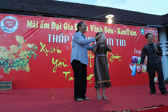 Annual 7th - Dem Thap Sang Tinh Thuong at Vinh Son by Nguyen Anh Duc -2013- Host by Temecula Wedding Photographer of PhotoQuest Studio, Photography