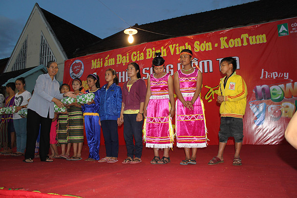 Annual 7th - Dem Thap Sang Tinh Thuong at Vinh Son by Nguyen Anh Duc -2013- Host by Temecula Wedding Photographer of PhotoQuest Studio, Photography