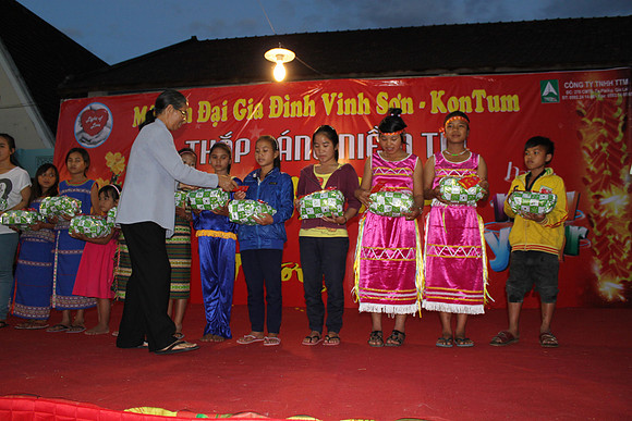 Annual 7th - Dem Thap Sang Tinh Thuong at Vinh Son by Nguyen Anh Duc -2013- Host by Temecula Wedding Photographer of PhotoQuest Studio, Photography