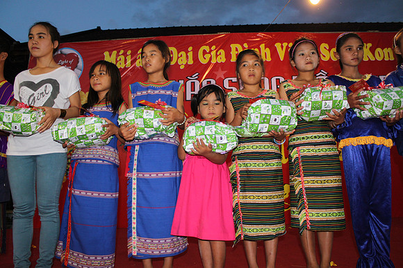 Annual 7th - Dem Thap Sang Tinh Thuong at Vinh Son by Nguyen Anh Duc -2013- Host by Temecula Wedding Photographer of PhotoQuest Studio, Photography