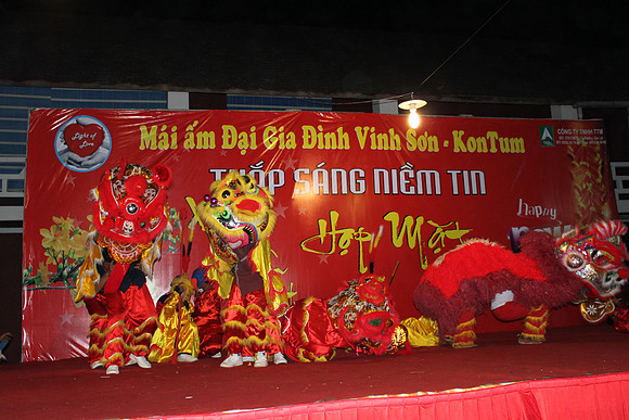 Annual 7th - Dem Thap Sang Tinh Thuong at Vinh Son by Nguyen Anh Duc -2013- Host by Temecula Wedding Photographer of PhotoQuest Studio, Photography