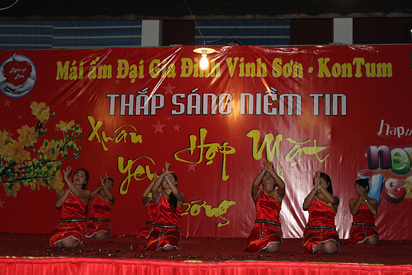 Annual 7th - Dem Thap Sang Tinh Thuong at Vinh Son by Nguyen Anh Duc -2013- Host by Temecula Wedding Photographer of PhotoQuest Studio, Photography