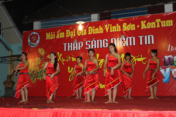 Annual 7th - Dem Thap Sang Tinh Thuong at Vinh Son by Nguyen Anh Duc -2013- Host by Temecula Wedding Photographer of PhotoQuest Studio, Photography