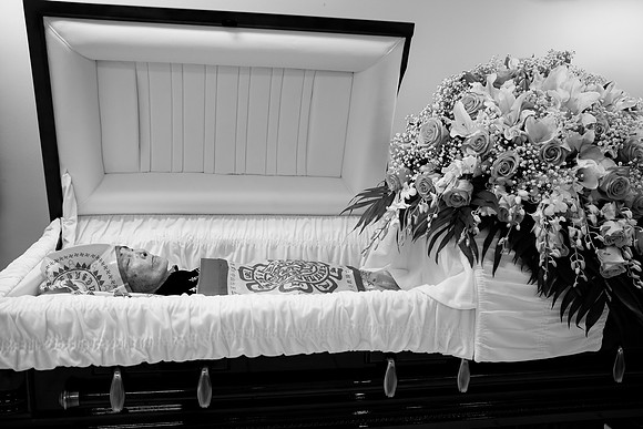 Hien's Mom Funeral-B&W (102)