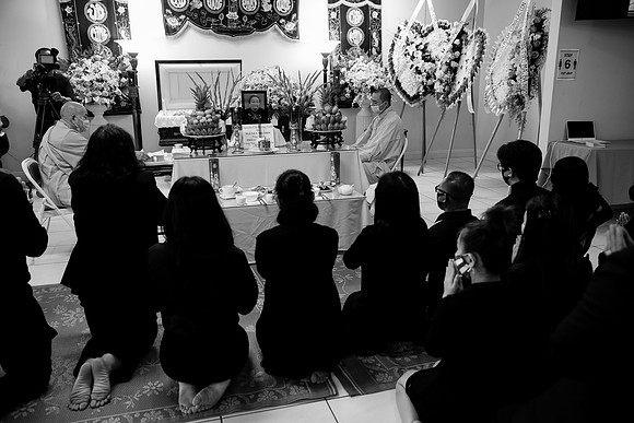 Hien's Mom Funeral-B&W (45)