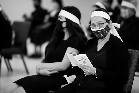 Hien's Mom Funeral-B&W (344)