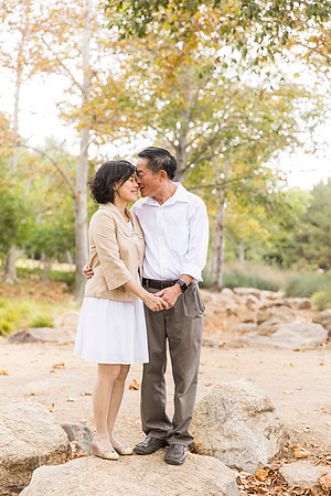 outdoor family photo in irvine by orange county wedding photographer tram bill (13)