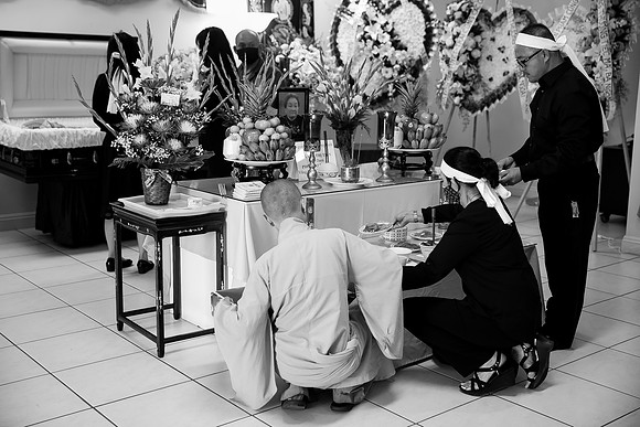 Hien's Mom Funeral-B&W (194)