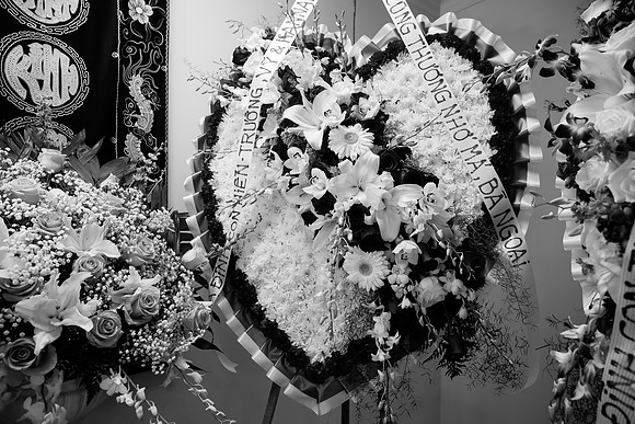 Hien's Mom Funeral-B&W (155)