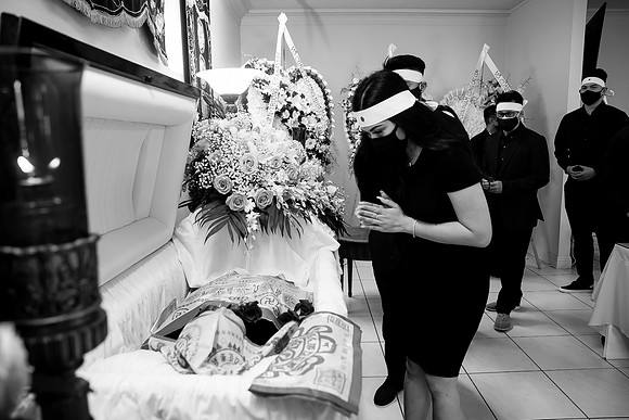 Hien's Mom Funeral-B&W (414)