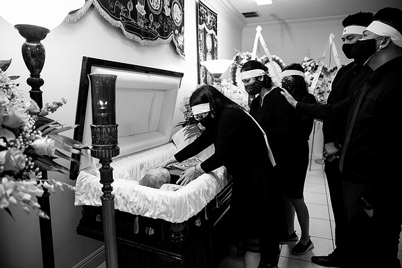 Hien's Mom Funeral-B&W (86)
