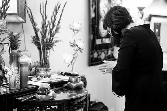 Hien's Mom Funeral-B&W (225)