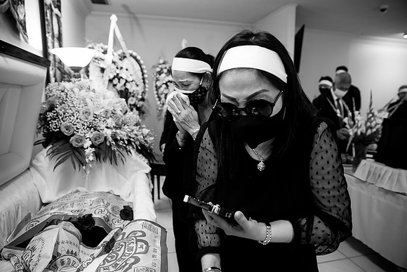 Hien's Mom Funeral-B&W (409)