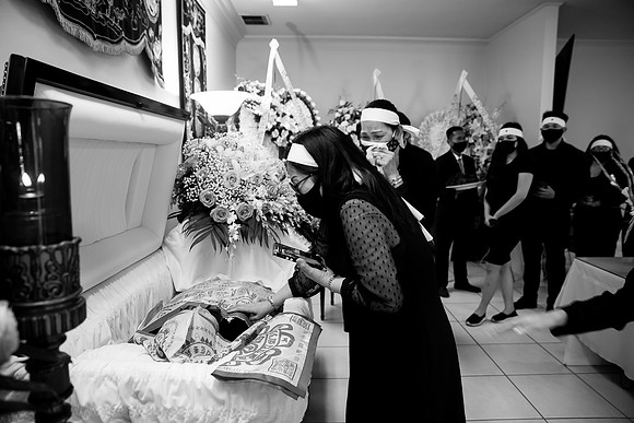 Hien's Mom Funeral-B&W (406)