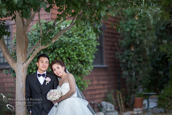 Chapel of Orange, the bride and groom by the tree
