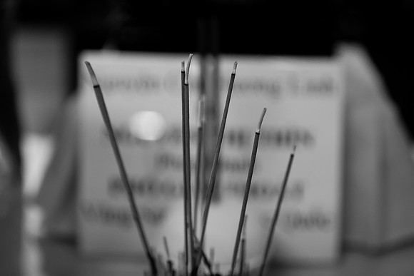 Hien's Mom Funeral-B&W (290)