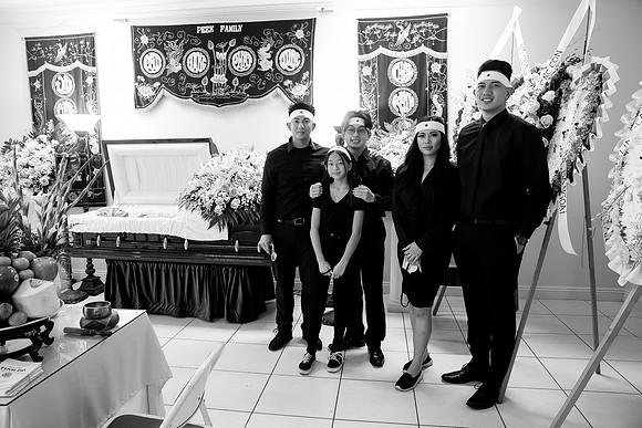Hien's Mom Funeral-B&W (174)