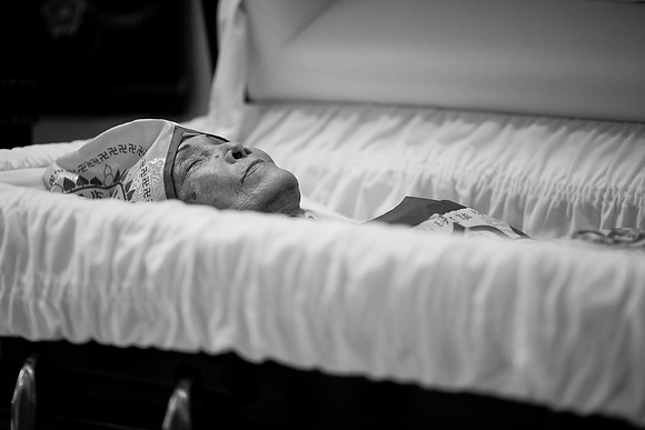 Hien's Mom Funeral-B&W (376)