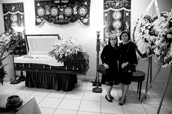 Hien's Mom Funeral-B&W (135)