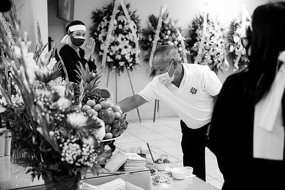 Hien's Mom Funeral-B&W (284)