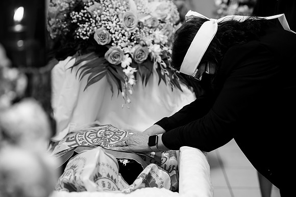 Hien's Mom Funeral-B&W (95)