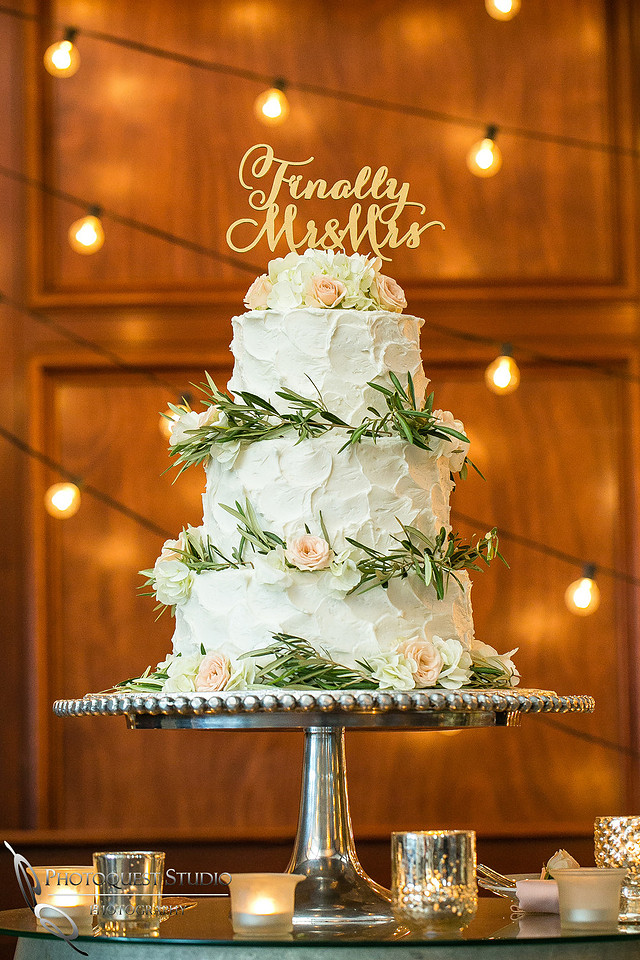 Wedding Cake Photo by Cakes to Celebrate at Wiens Family Cellars by Temecula Wedding Photographer