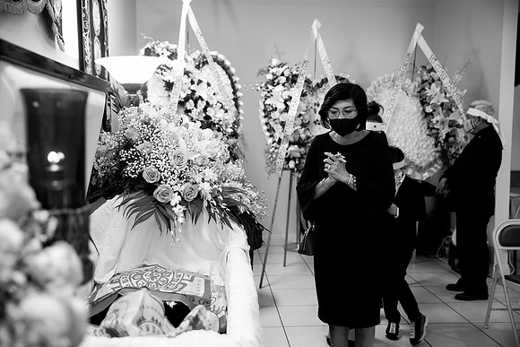 Hien's Mom Funeral-B&W (98)