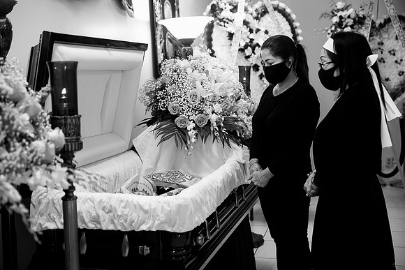 Hien's Mom Funeral-B&W (239)